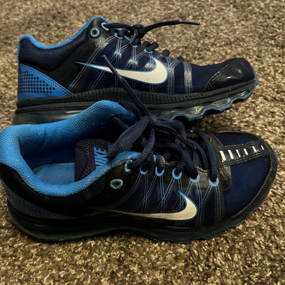 4.5 youth firs like 6.5 Women.  Nike Air Max navy running shoe.  Gently used.